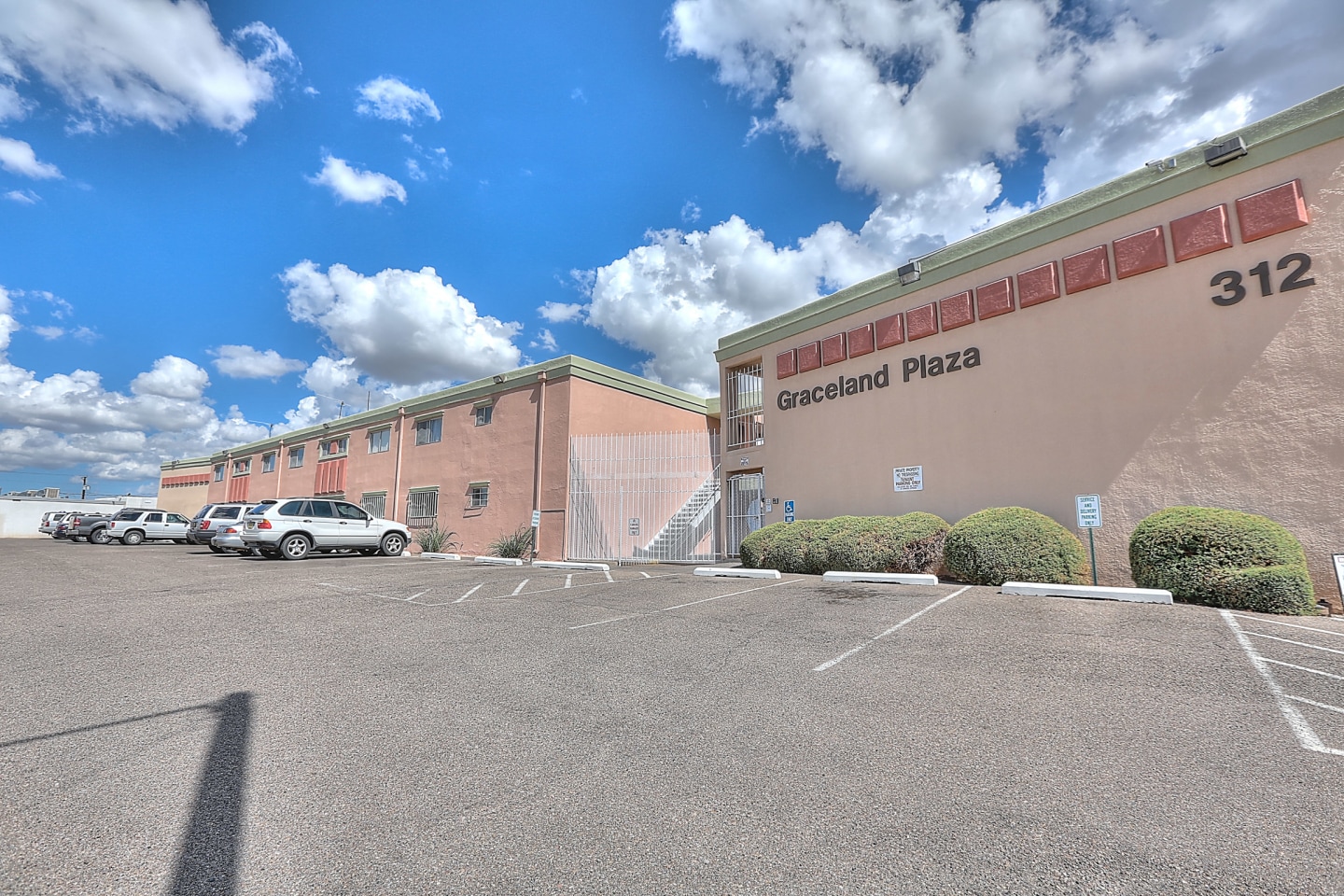 Graceland Plaza Apartments Image 8