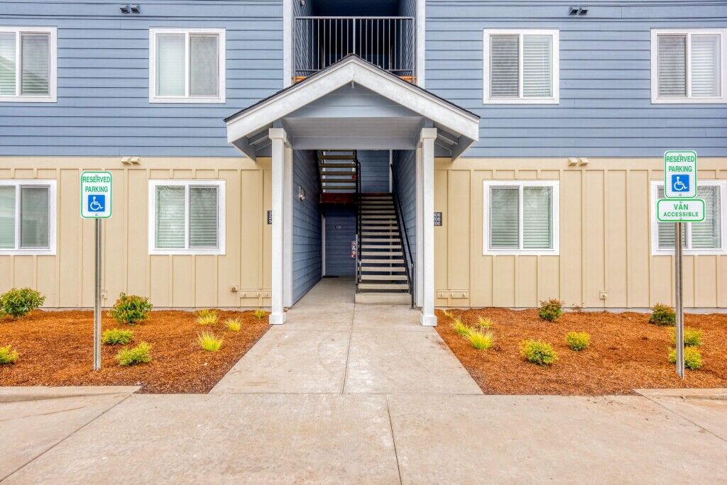 Queen Court Apartments Image 3