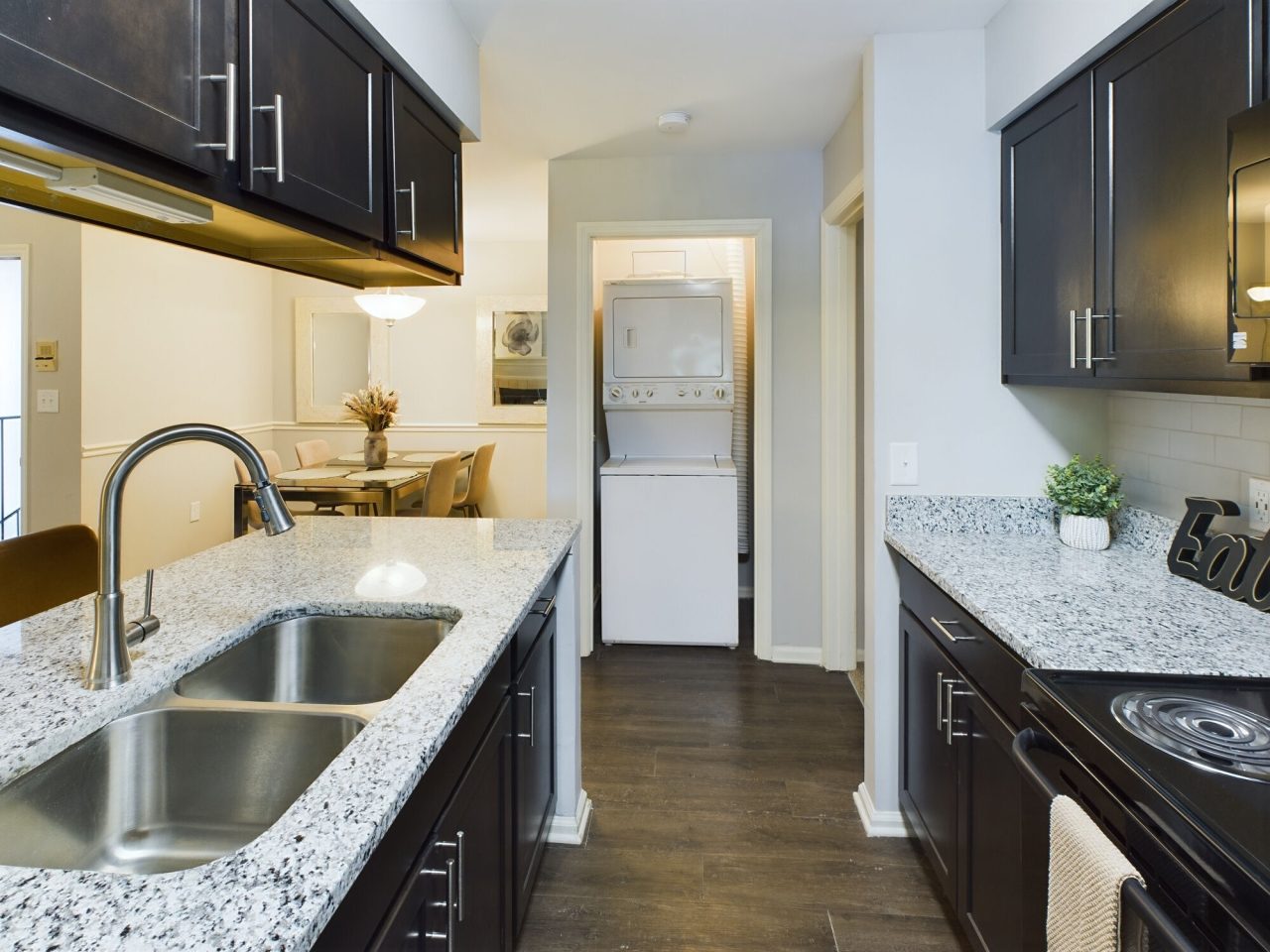 Lakeshore Apartments Image 6