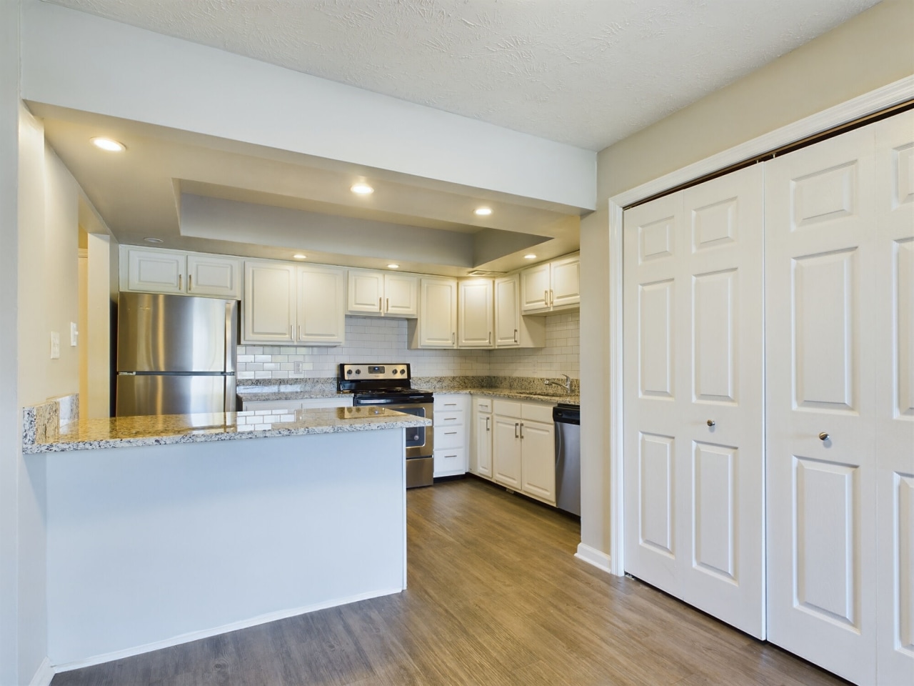 Edgewater Apartments Image 9