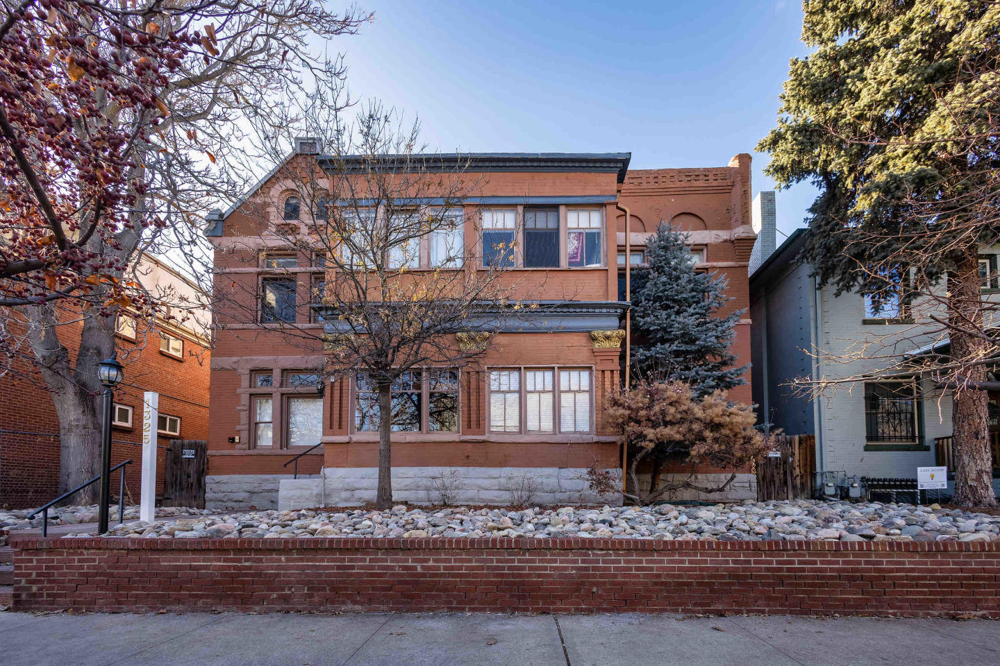 1325 Corona Image 11