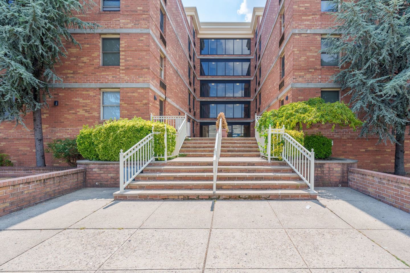 Peninsula Court Apartments Image 2