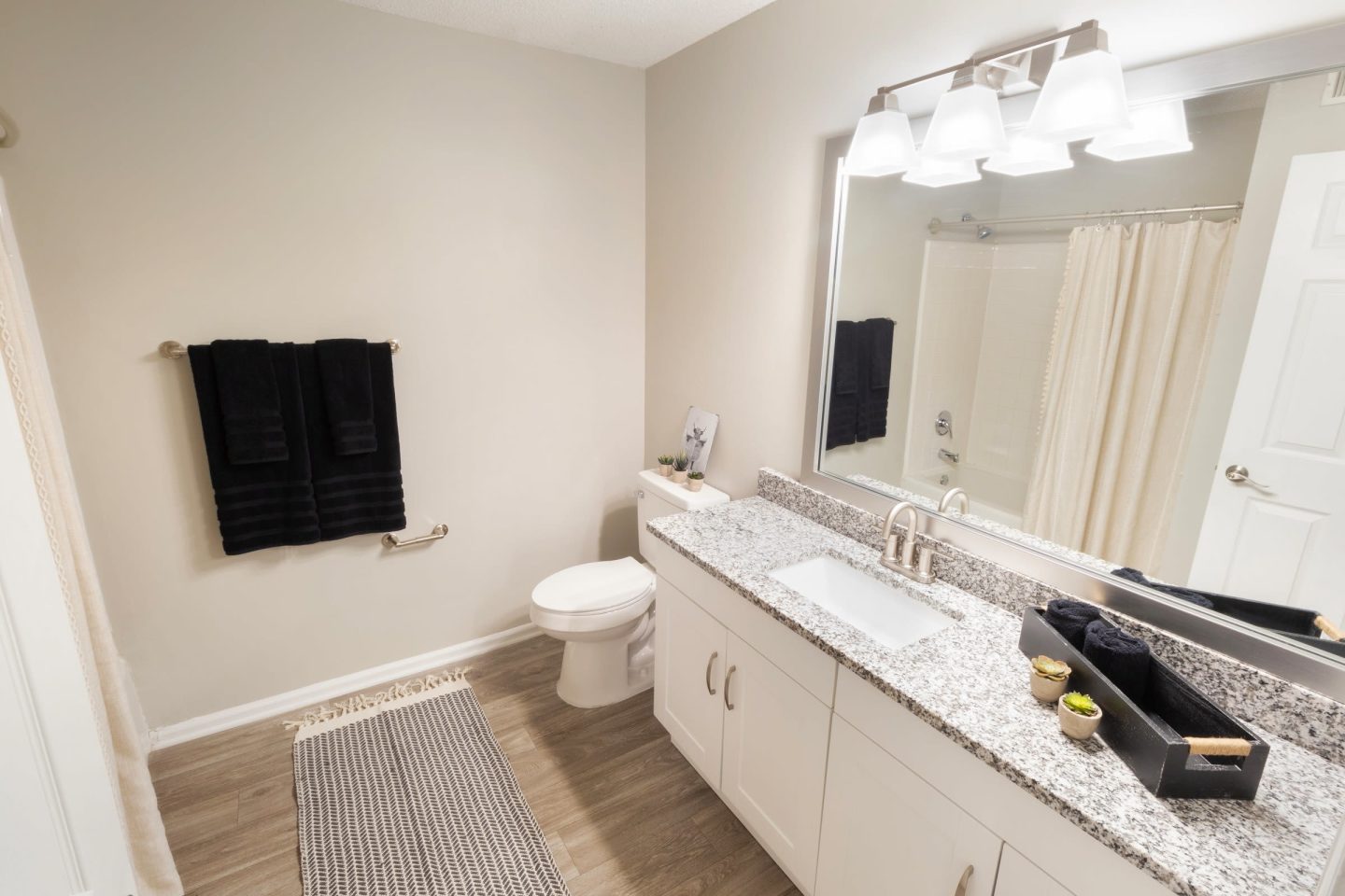 Avery Glen Luxury Apartments Image 12