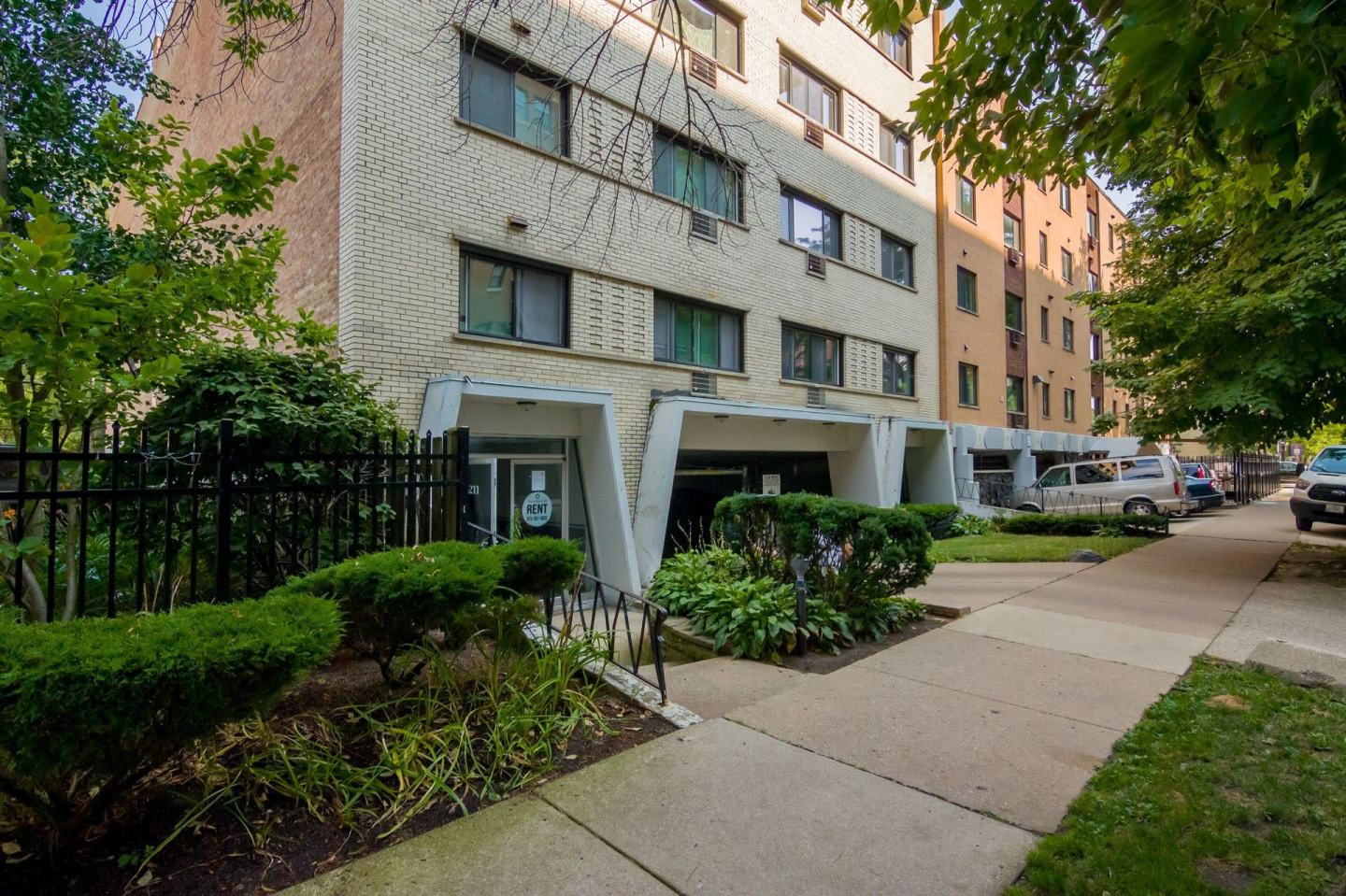 6211 N. Kenmore Image 11