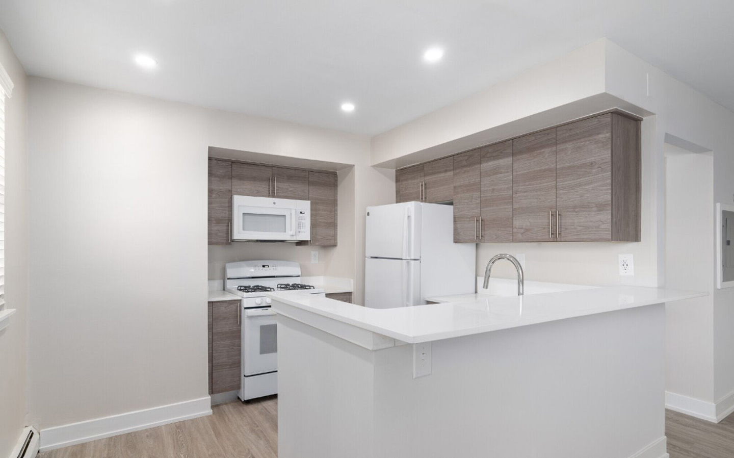 Donna Court Apartments Image 2