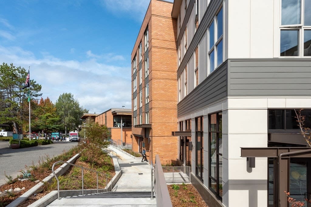 7000 Campus Apartments - Student Housing Image 3