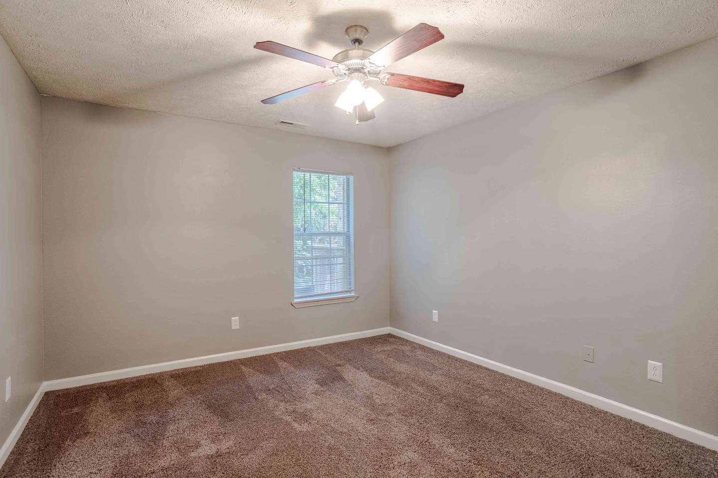 Whispering Oaks Apartments Image 9