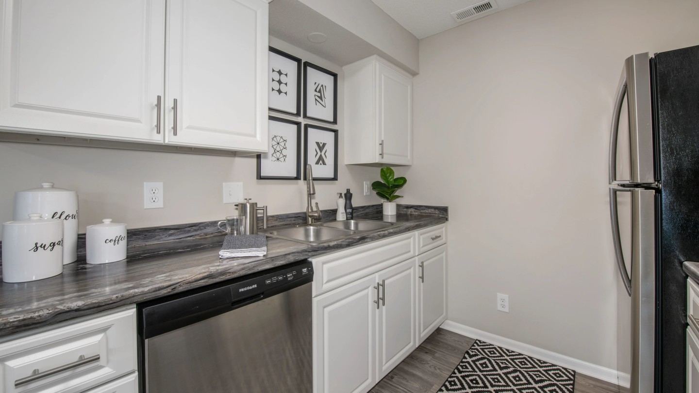 Emory Lakes Luxury Apartments Image 42