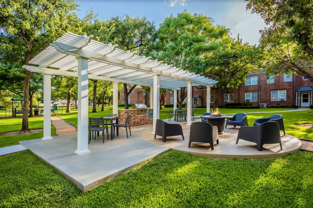 Crestwood Place Apartments Image 3