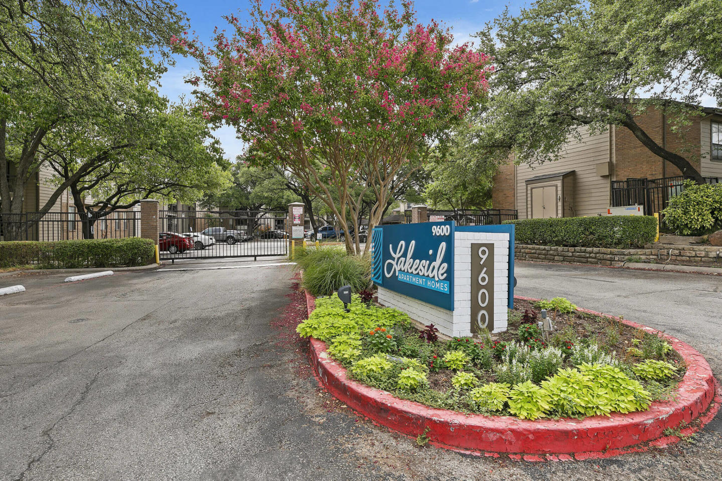 Lakeside Apartments Image 2