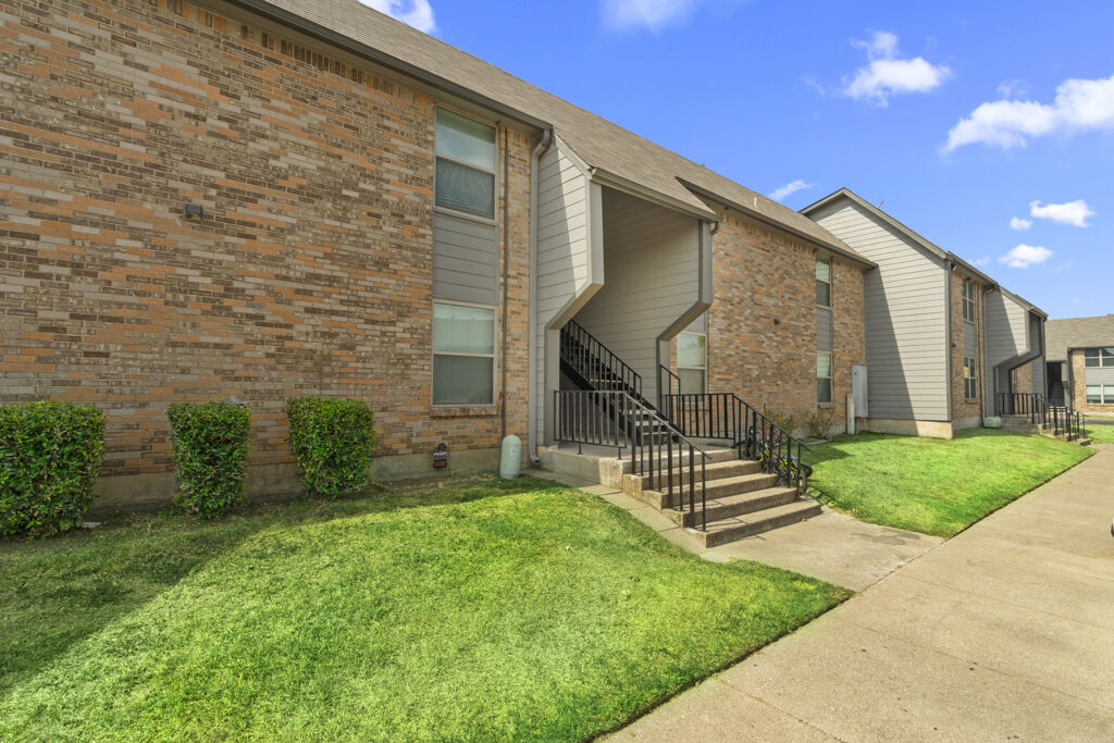 Cleburne Plaza Image 10