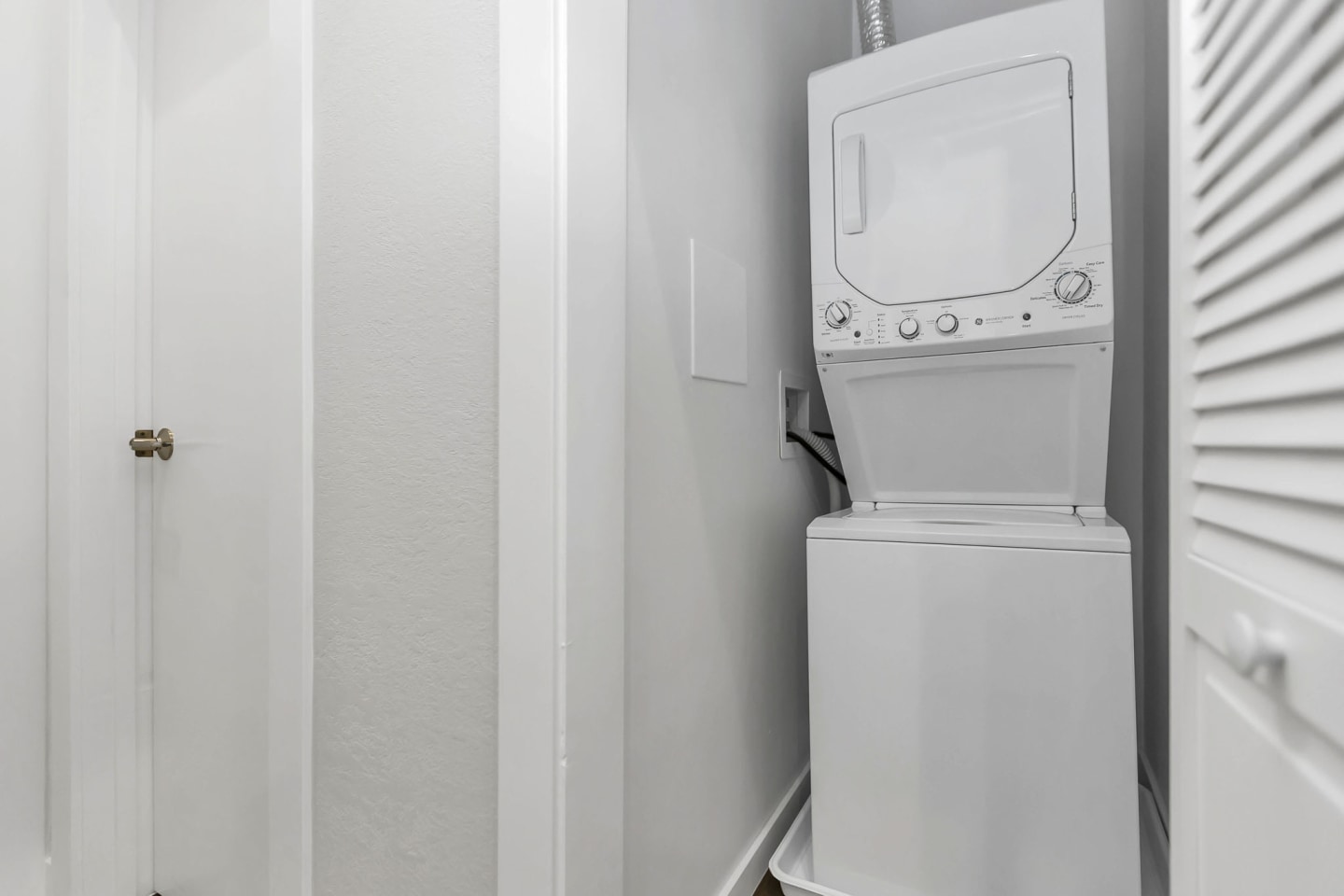 2620 LAGUNA Apartments Image 10