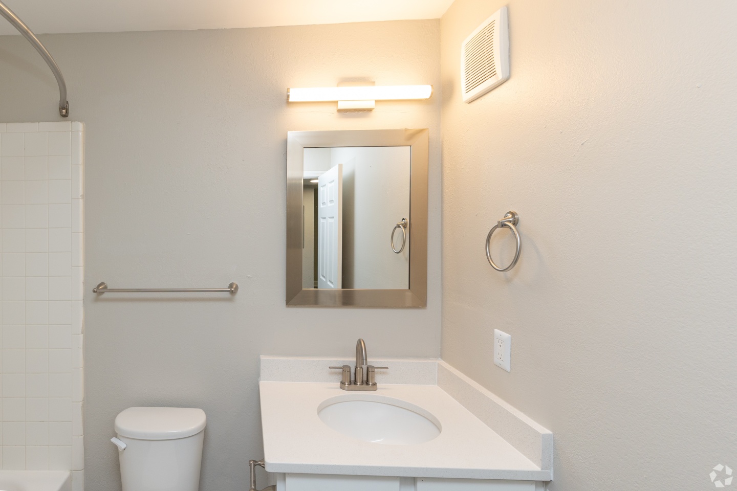 2207 North Image 13