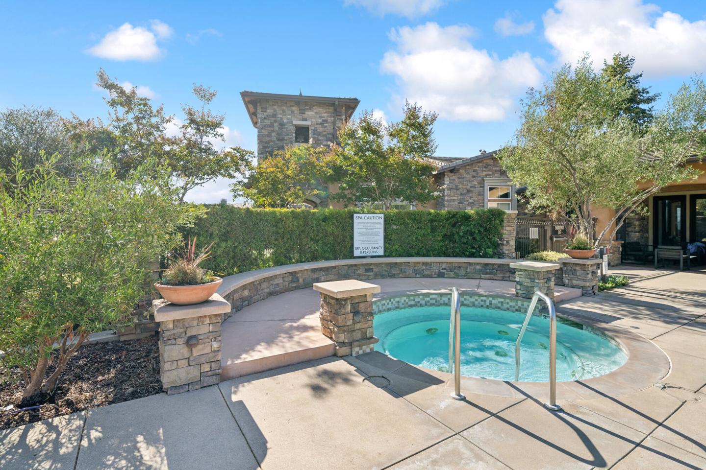 Hollister Village Image 38
