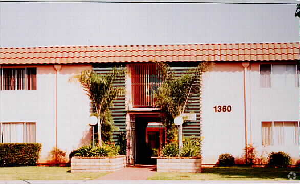 Foothill Courtyard Image 10