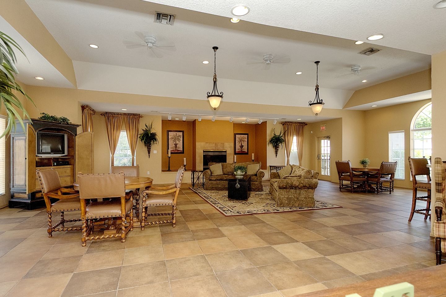 Oasis Club Apartments Image 10