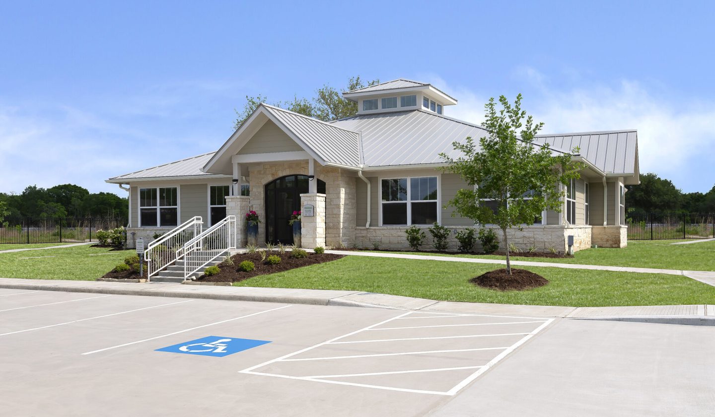 Pointe at Crestmont Apartments - Affordable Housing Image 2
