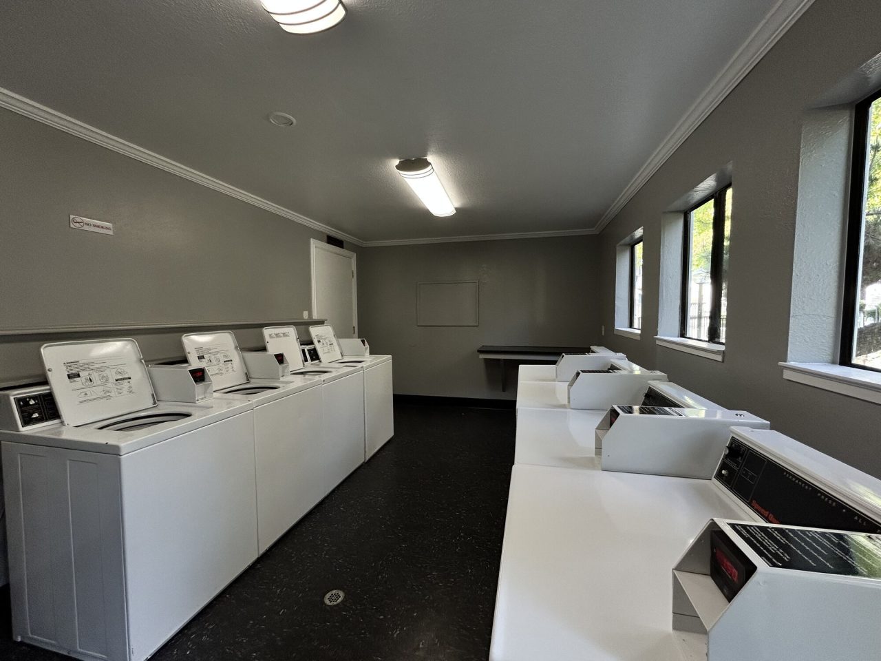 Edgewater Apartments Image 16