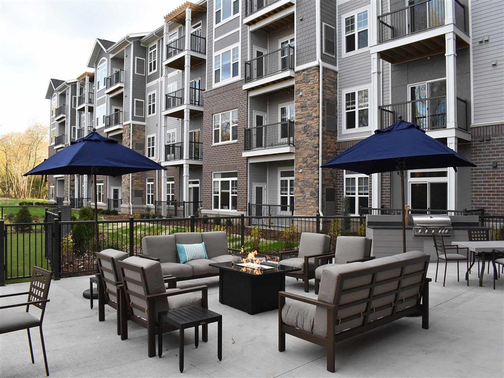 Oaks of Shorewood Apartments - 55+ Active Adult Apartment Homes Image 16