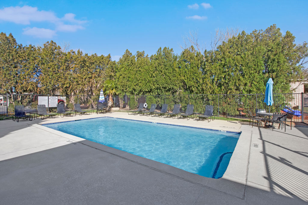 Encino Park Apartments Image 4