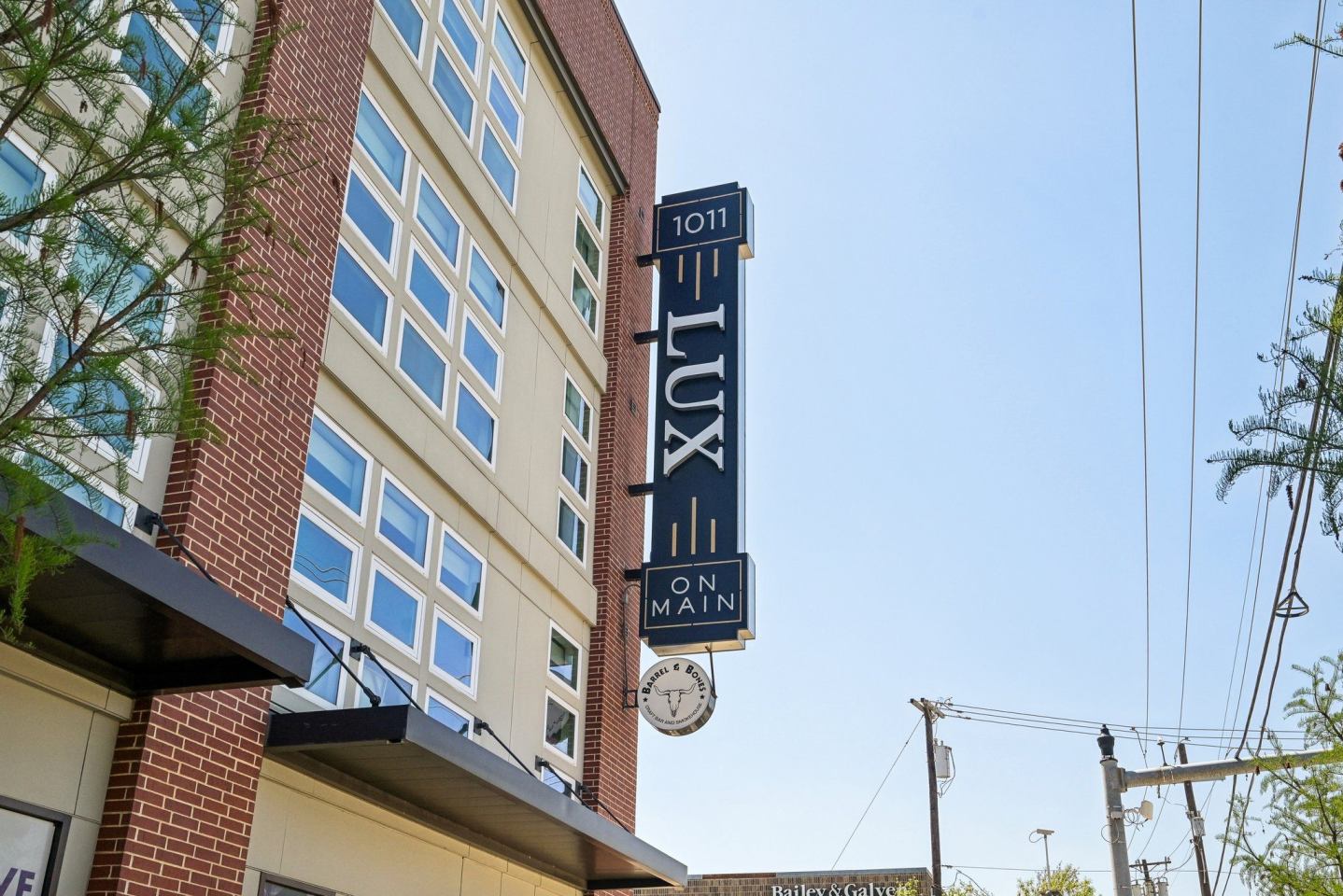 Lux on Main Image 28