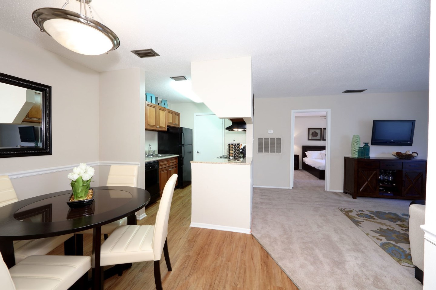 Diamond Lakes Apartment Homes Image 4