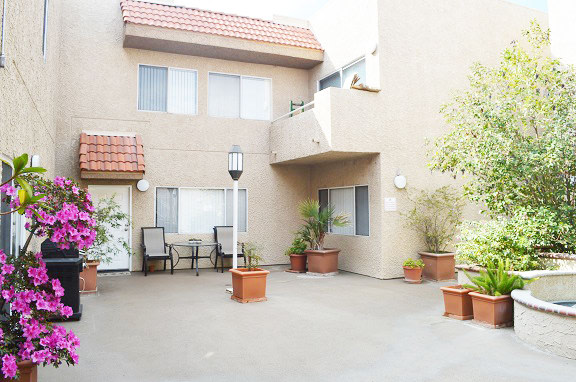 Warner Courtyard Apartments Image 25