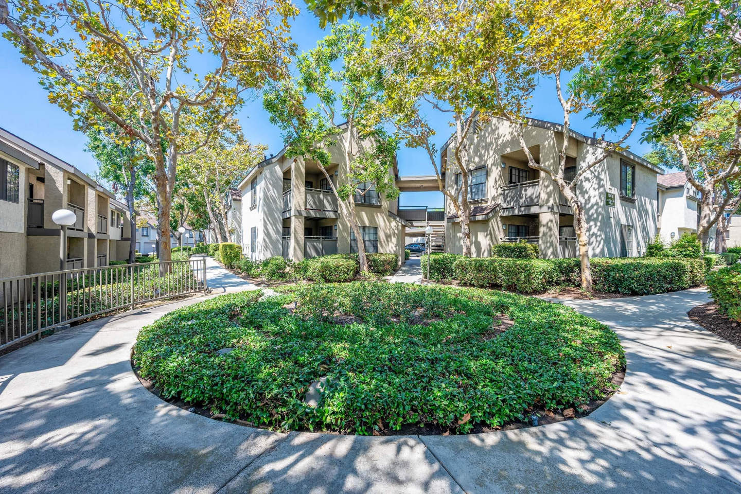 Oak Tree Court Image 4