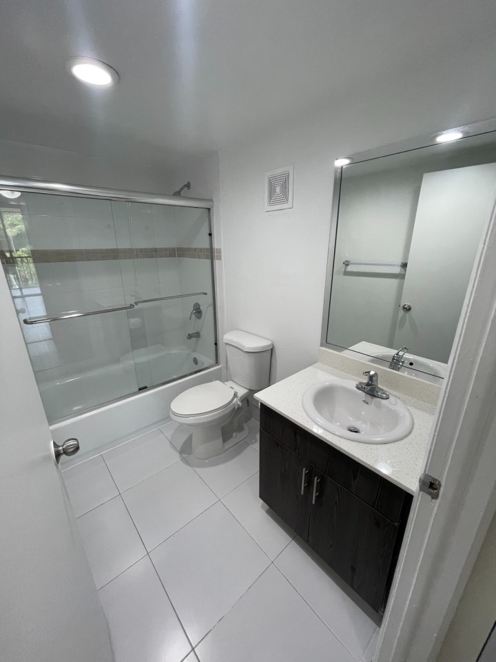 Aventura Harbor Apartments Image 32
