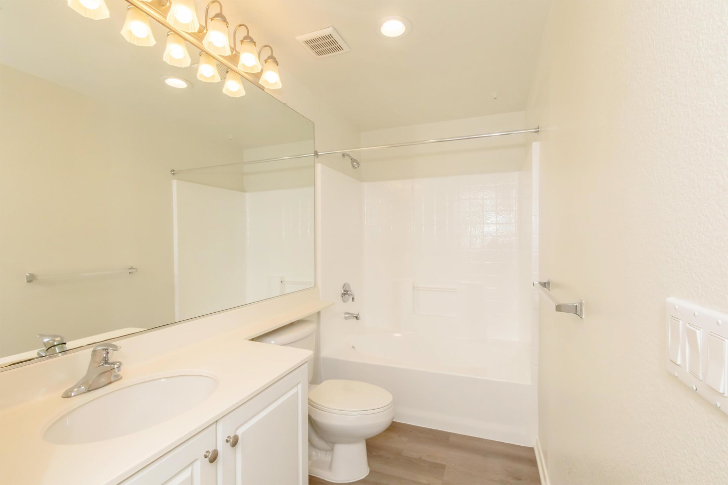 Laurel Vista Apartment Homes Image 40