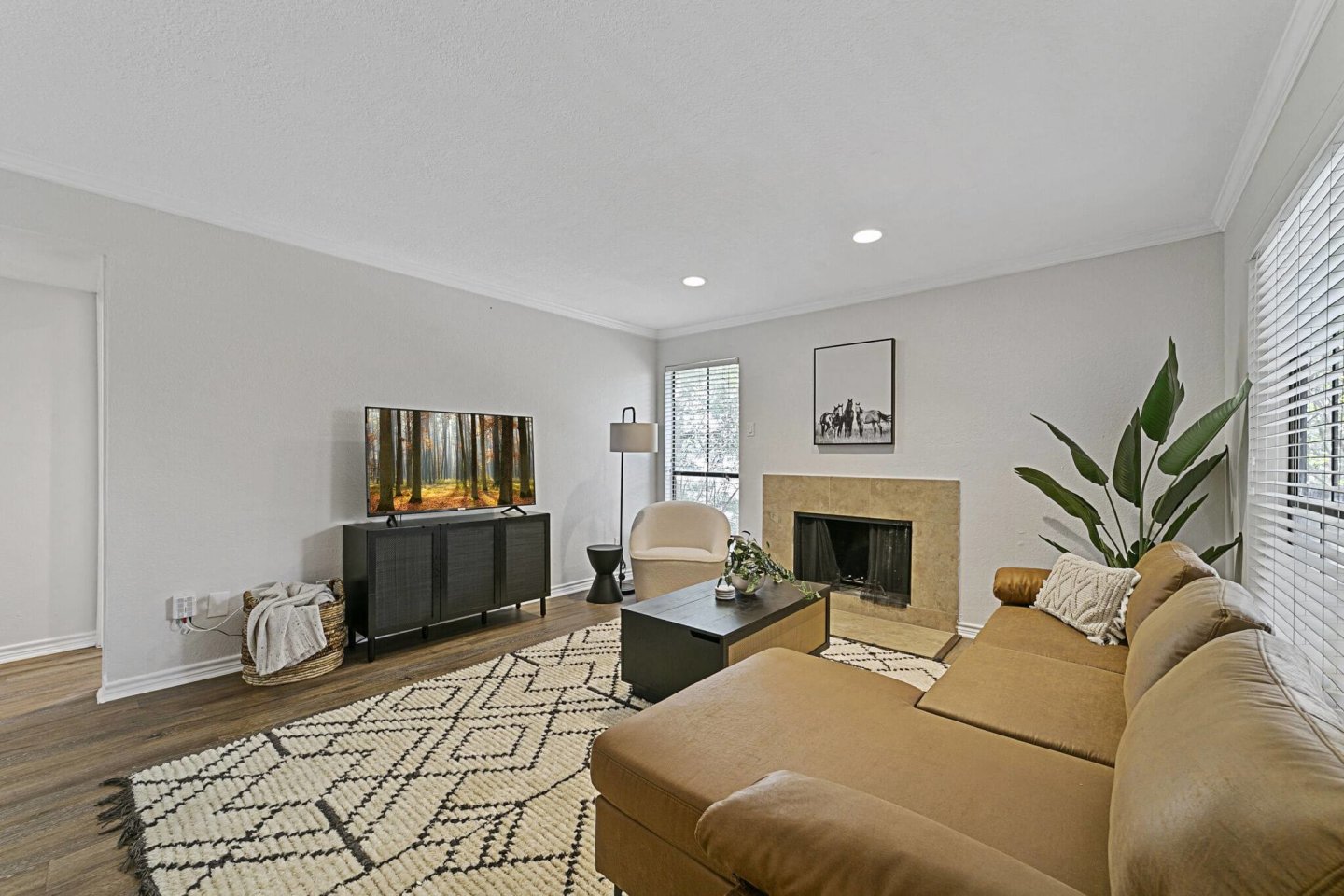 Lakeside Apartments Image 4