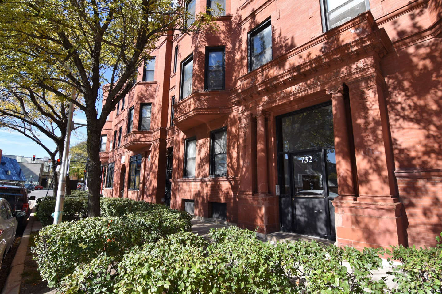 732 W Grace / 3803-3809 N Broadway Image 2