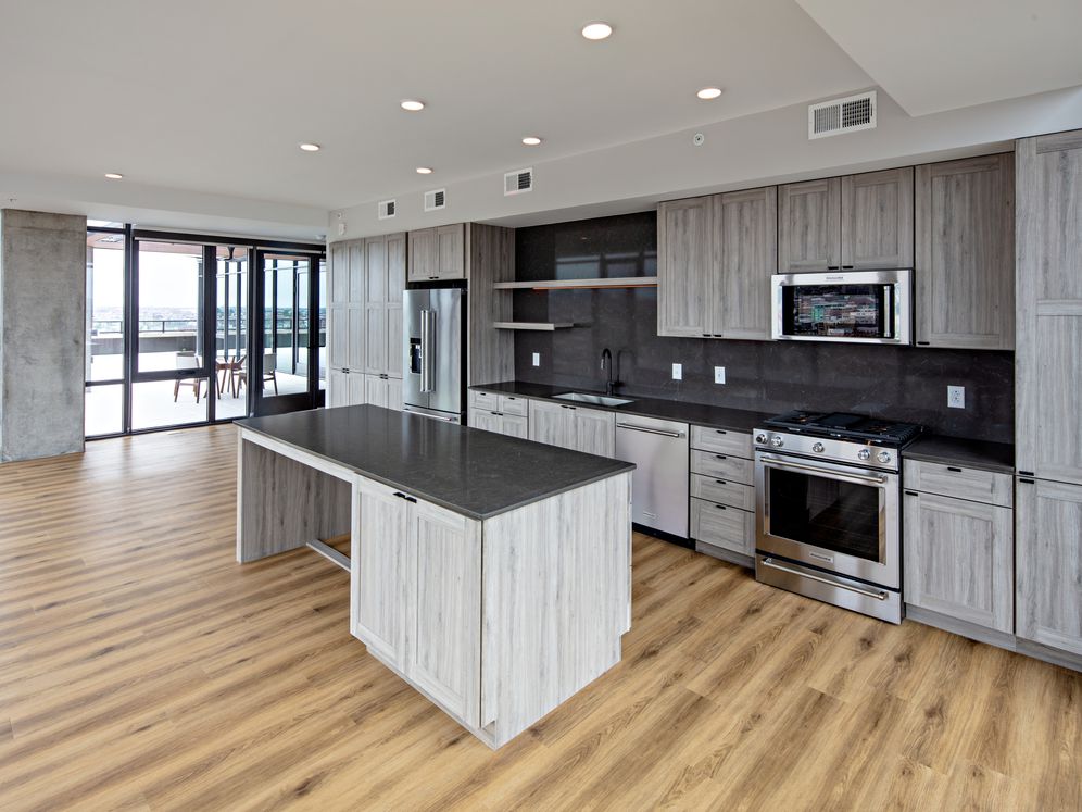 Avalon 555 President Image 2