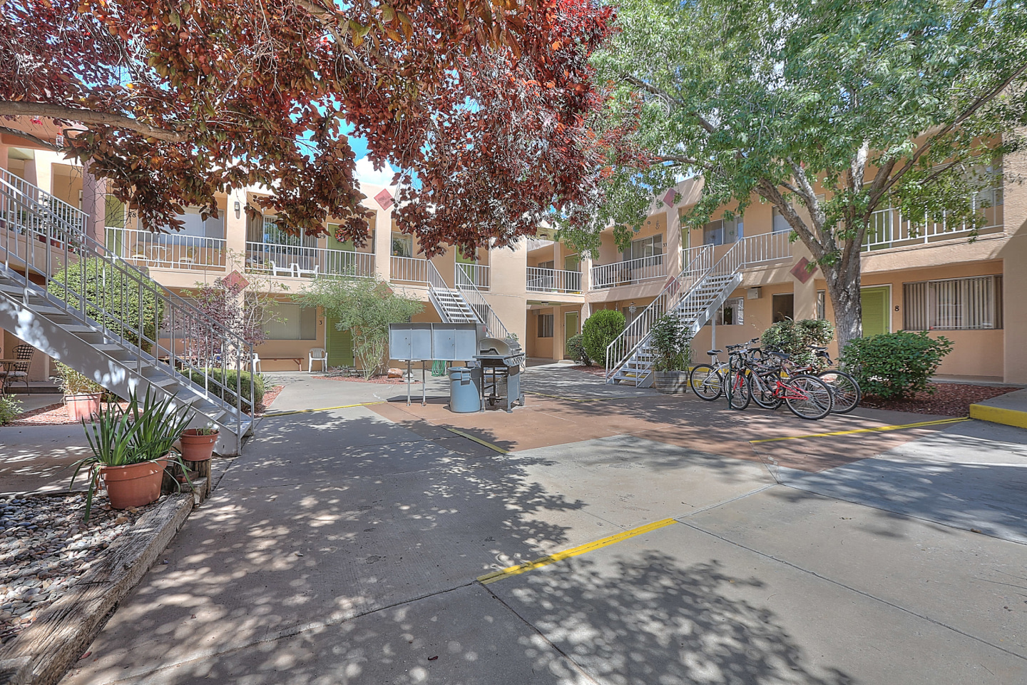 Graceland Plaza Apartments Image 2