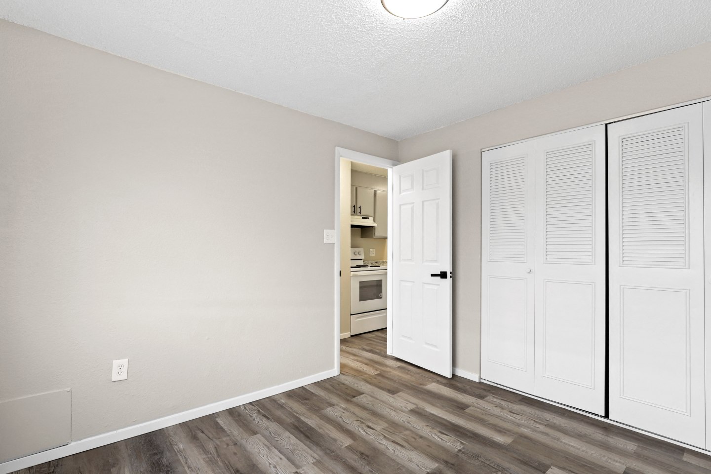 Royal Chateau Apartments Image 13