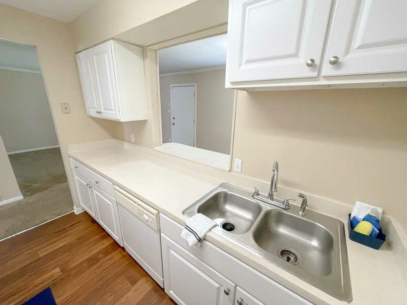Chateau Apartments Image 2