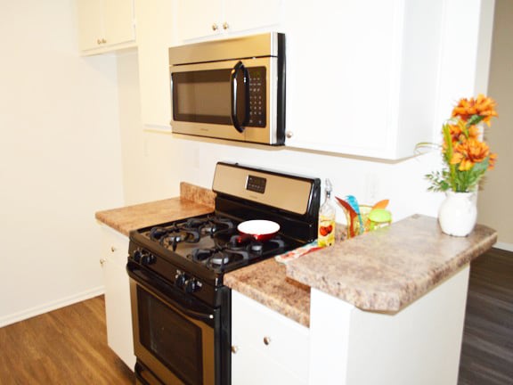 Warner Courtyard Apartments Image 17