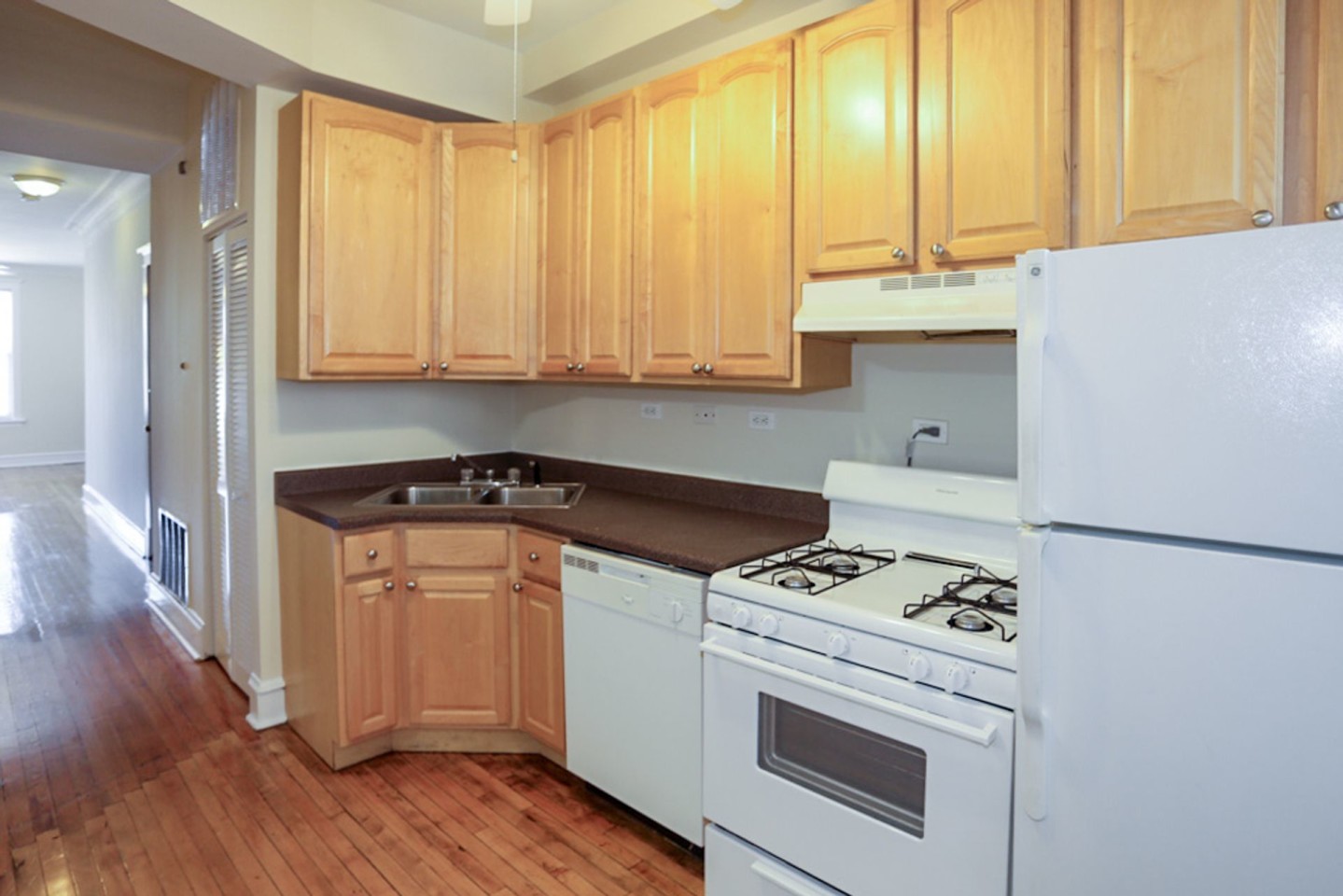 3054-58 N Greenview / 1507-11 W Barry Image 6