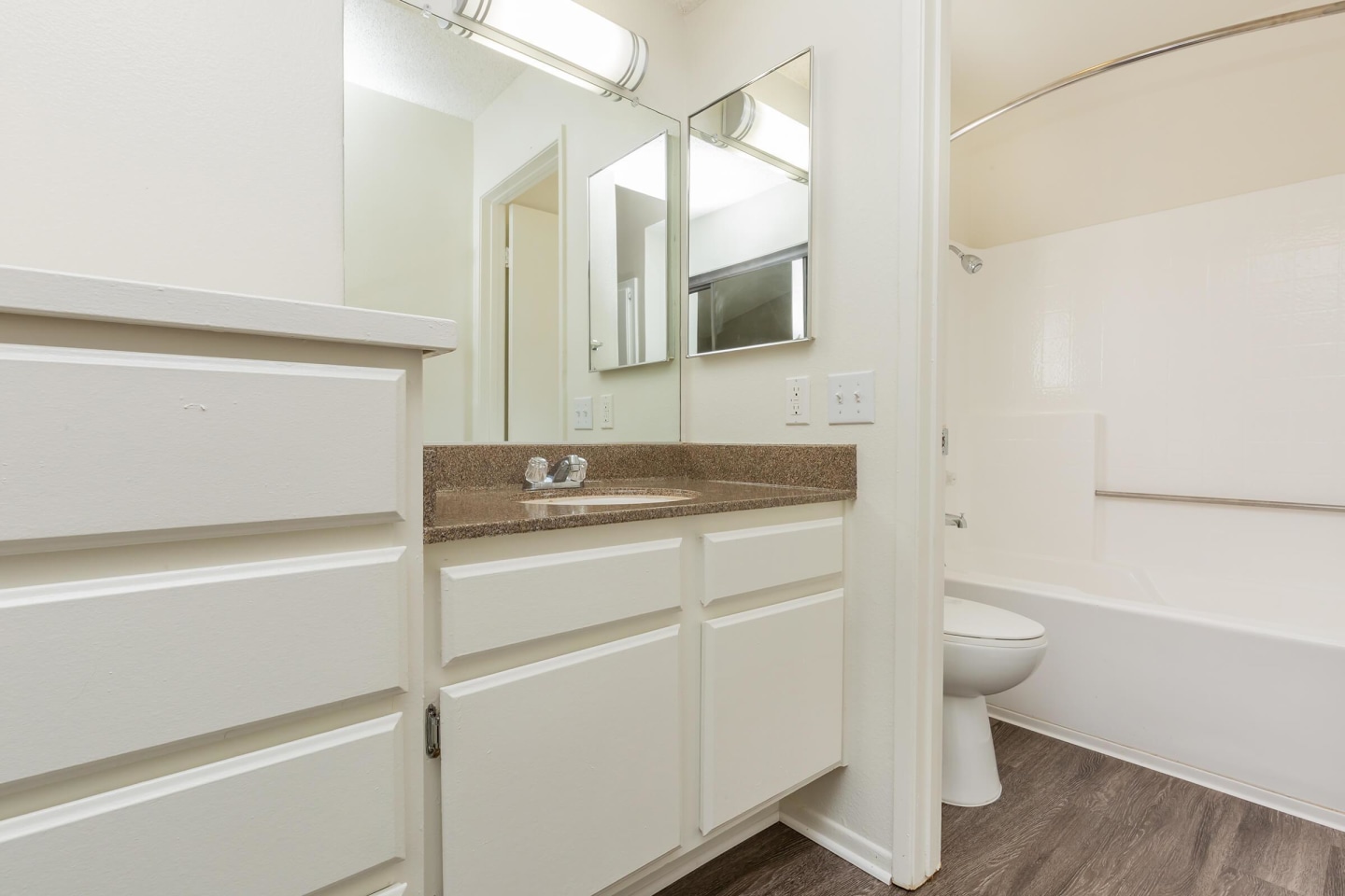 Emerald Court Apartment Homes Image 35