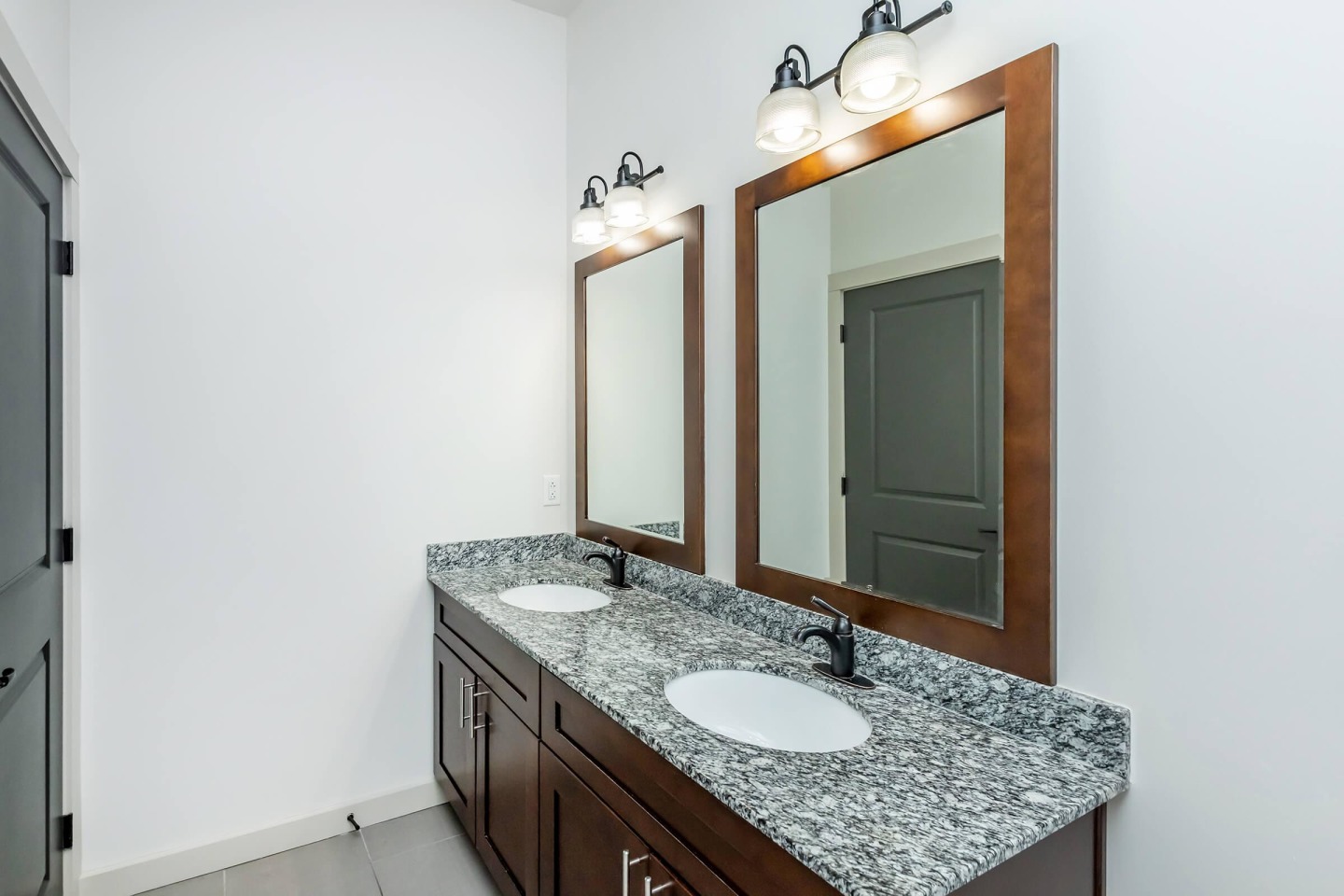 1810 Belcourt Image 33