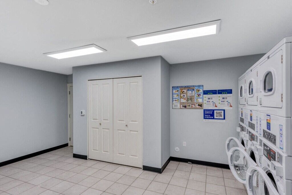 Queen Court Apartments Image 31