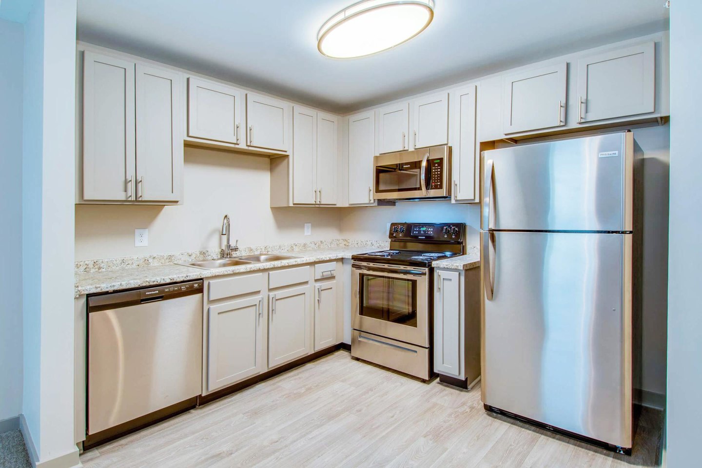 Dupont Avenue Apartments Image 2