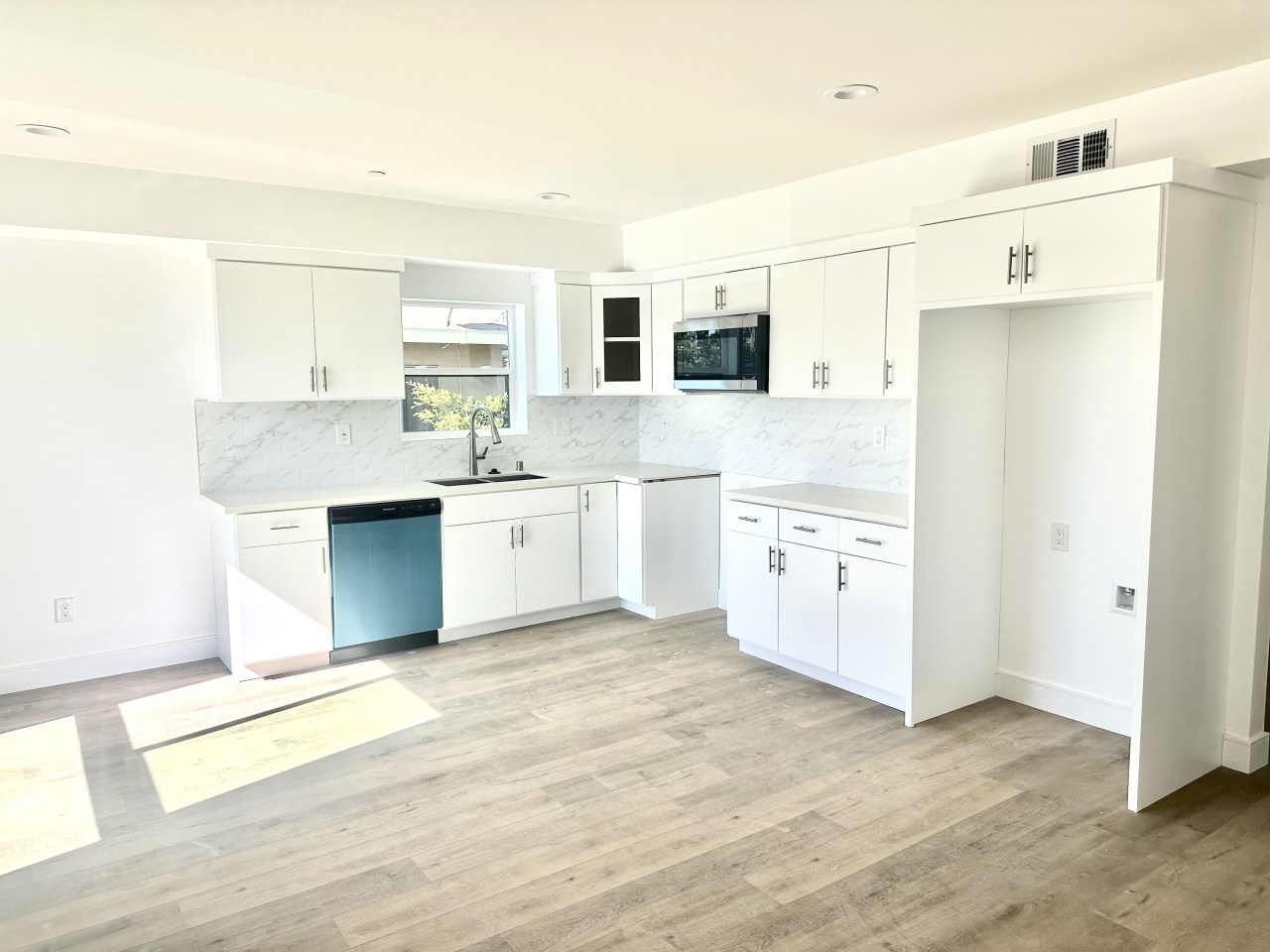 1529-1531 W 35th Pl - Co-Living Image 16