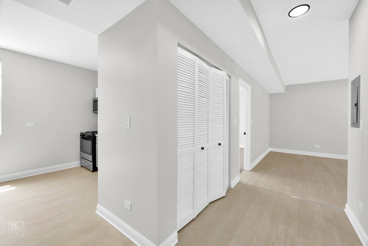 310 N Menard Image 12