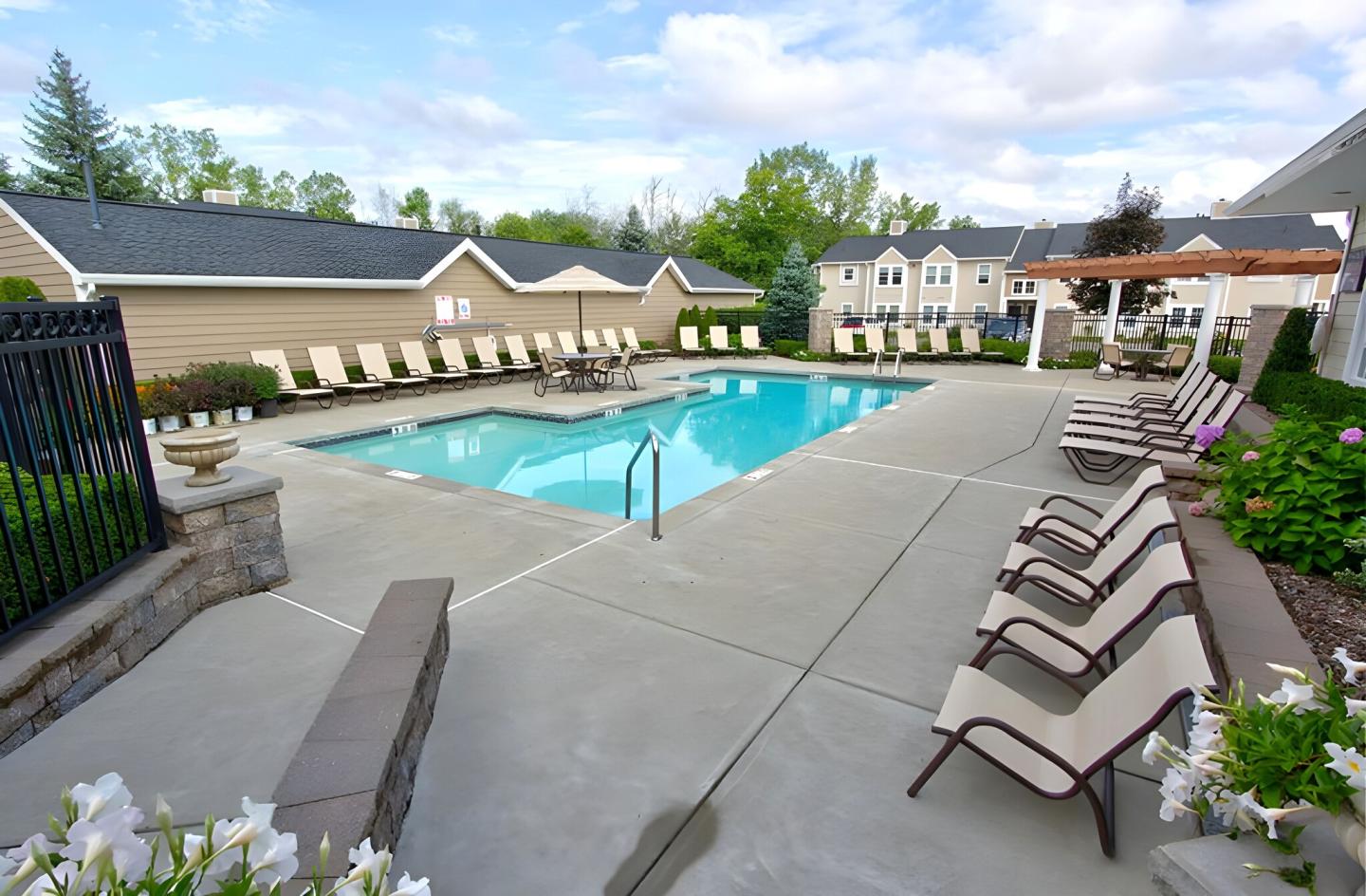 Country Club Manor Apartments Image 4