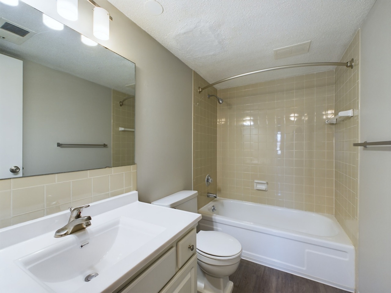Edgewater Apartments Image 19