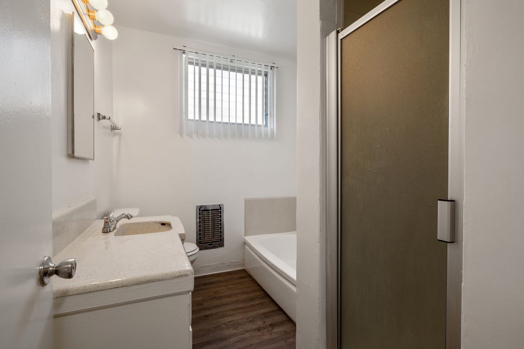 Roxanne Apartments Image 11