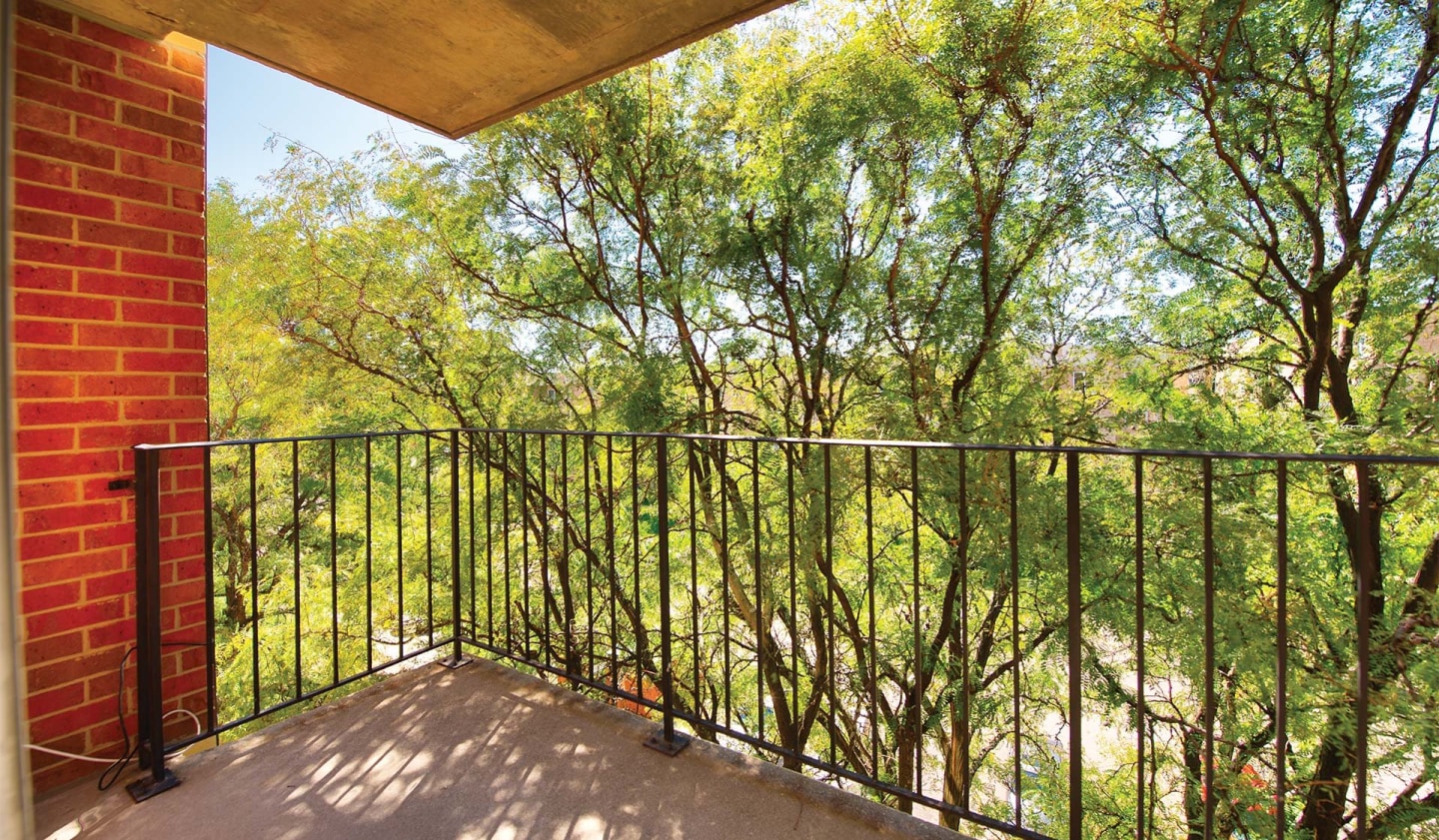 2200 Grace Image 10