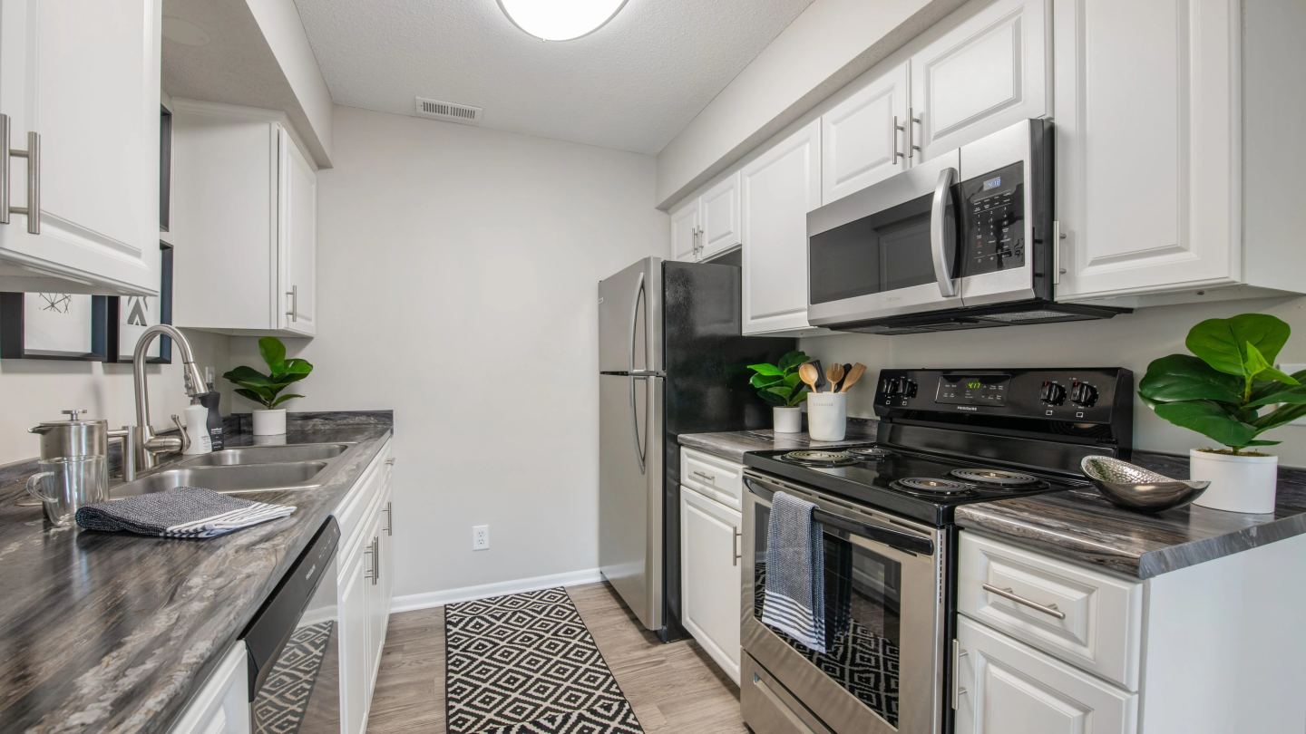 Emory Lakes Luxury Apartments Image 37
