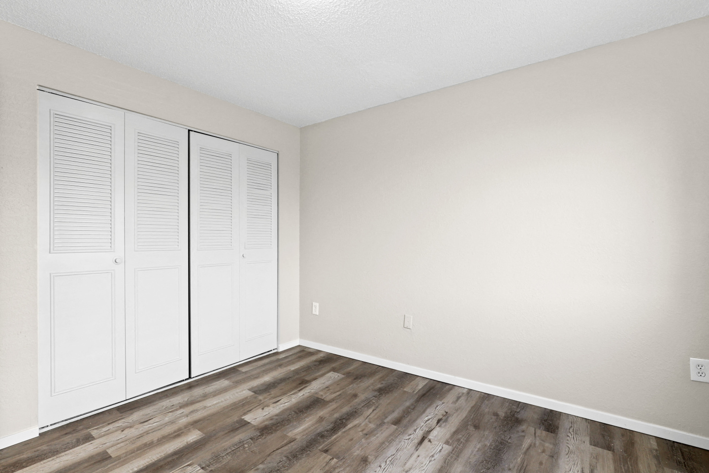 Royal Chateau Apartments Image 12